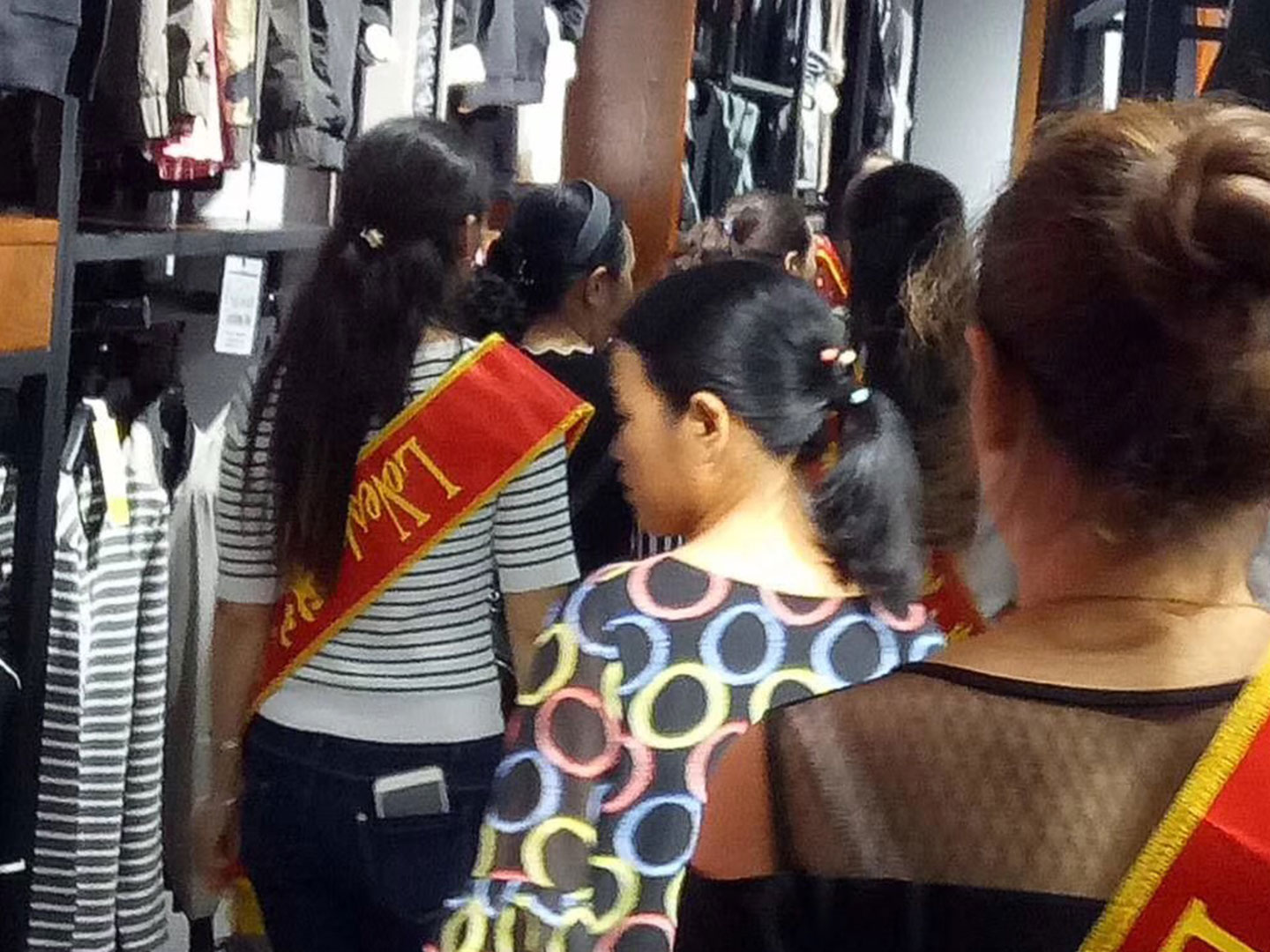 爱她